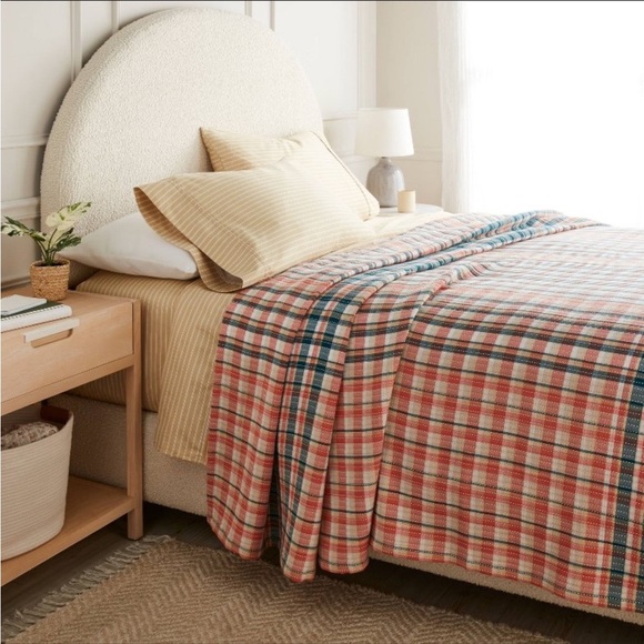 NWT Full/Queen Spring Matelasse Blanket
Plaid - Threshold - Picture 1 of 4